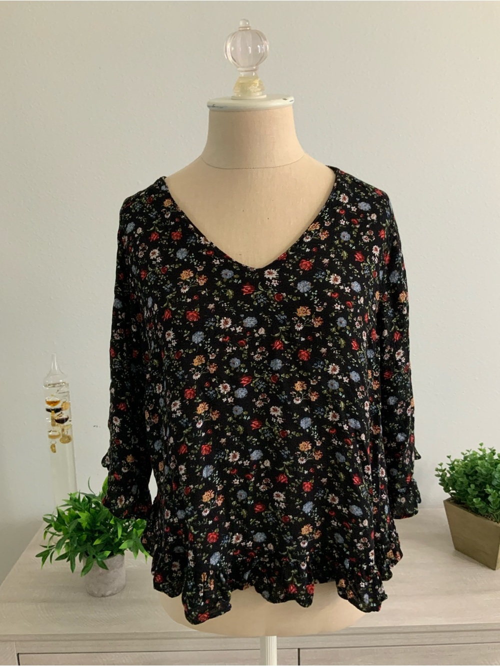Cynthia Rowley Floral V Neck Top Medium Black Long Sleeve Ruffle Sleeve